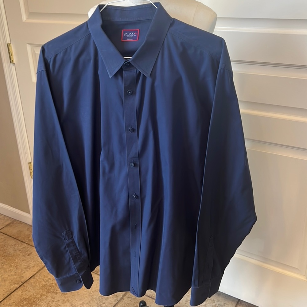 UNTUCKit Men’s long sleeved buttoned down shirt
